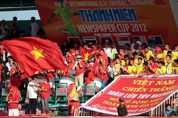 Trận đấu giữa U21 Việt Nam và U21 Malaysia diễn ra vào lúc 18h nhưng rất đông cổ động viên từ khắp nơi đổ về sân P;eiku từ khá sớm....